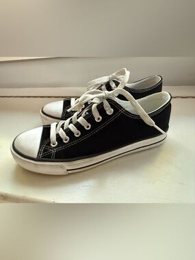 Classic unbranded Black Low-Top Canvas Sneakers - Women's Size 8 / EU 39 EUC